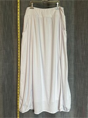 Women’s Soft white Maxi skirt with Pockets NWOT